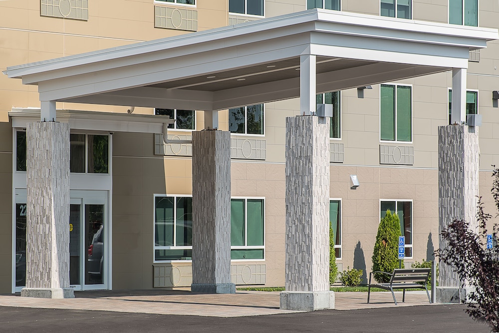 Holiday Inn Express and Suites Norwood Boston Area 1/40