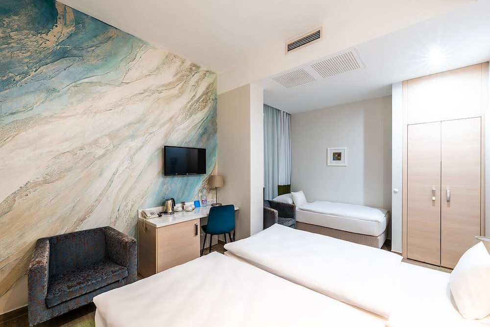 غرفة بثلاثة أسرّة مع سرير إضافي، Atrium Hotel by Mellow Mood Hotels 3/10
