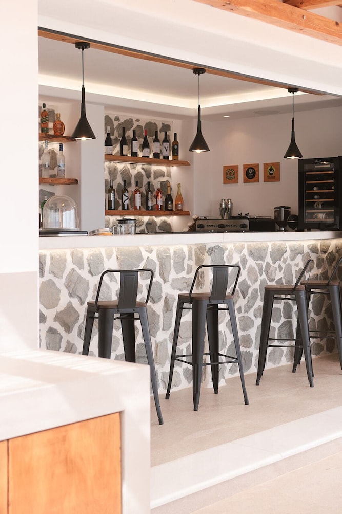 Naxos Earth Suites 47/59