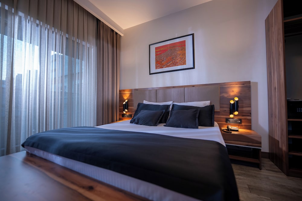ELITE, STUDIO, SUITE, CITY VIEW