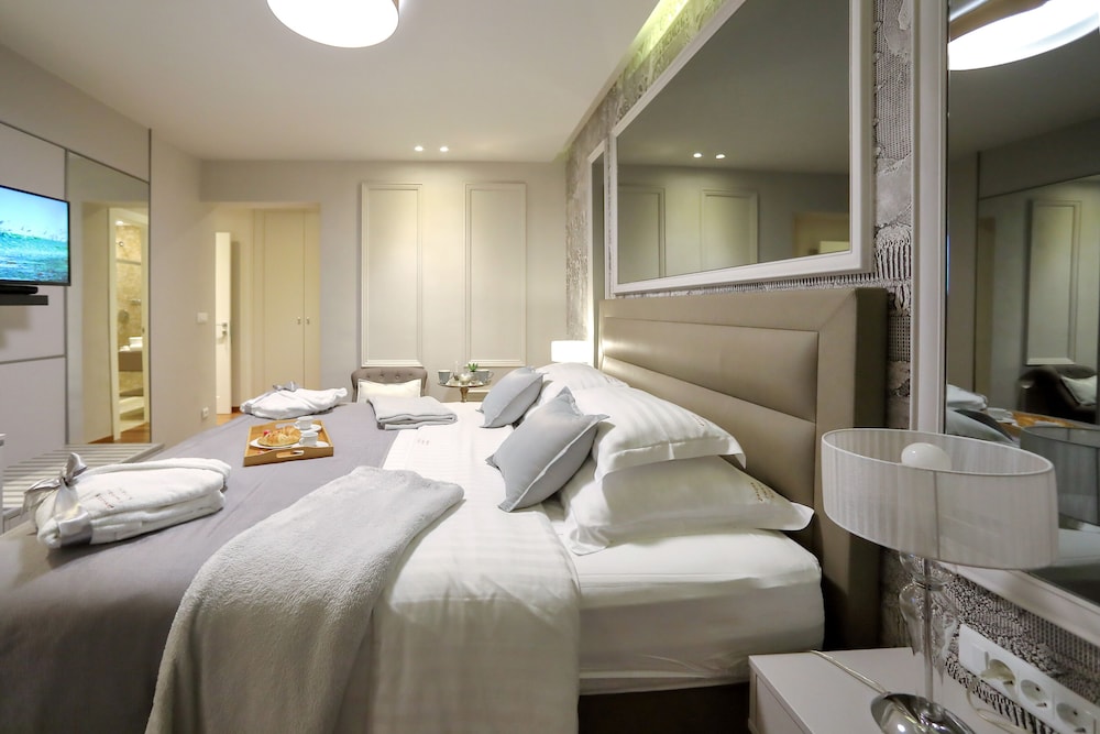 1 Bedroom, Silver, Deluxe, King Bed