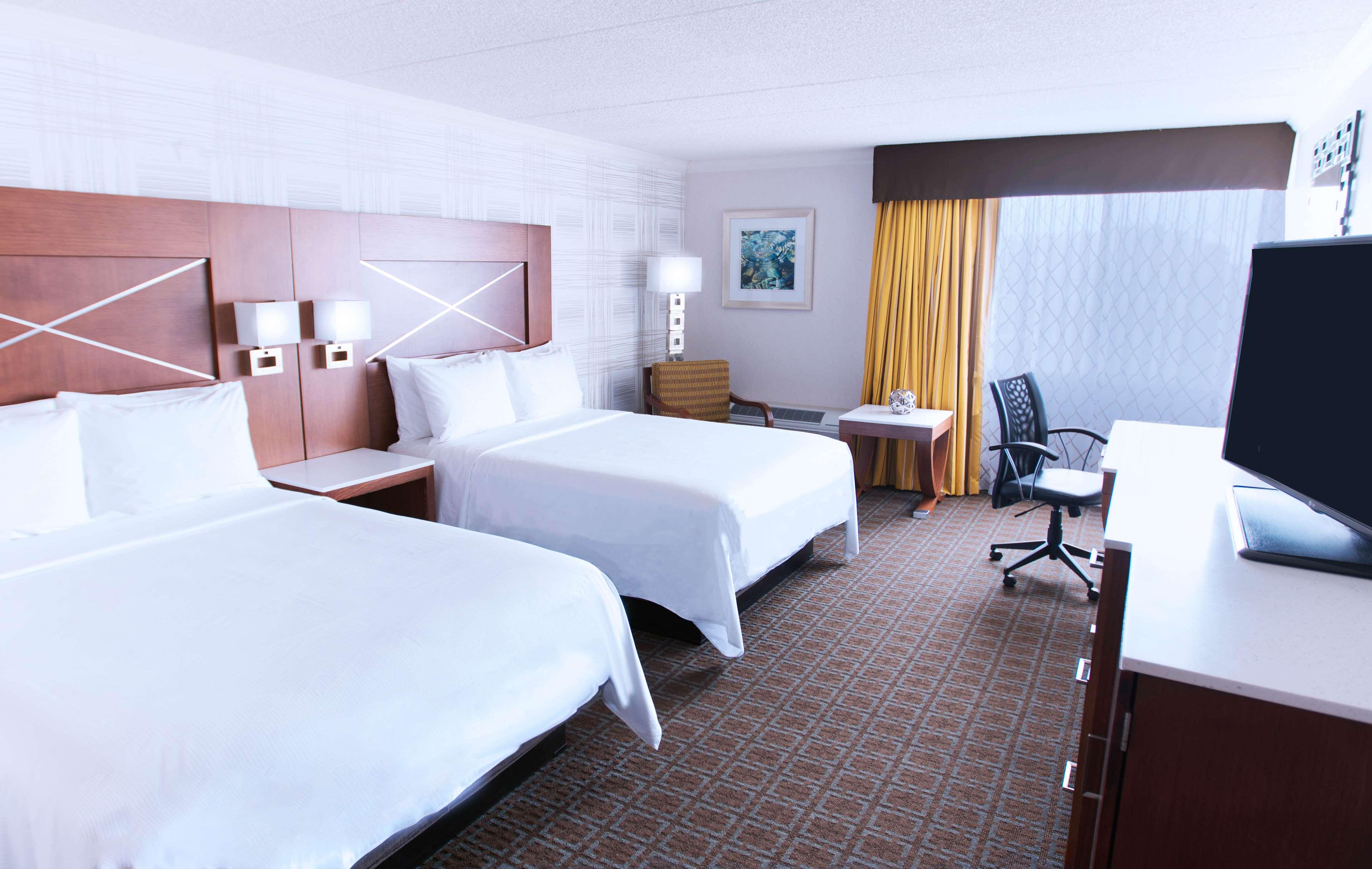 DELUXE, 2 QUEEN BEDS, CAPITOL VIEW, TOP FLOOR
