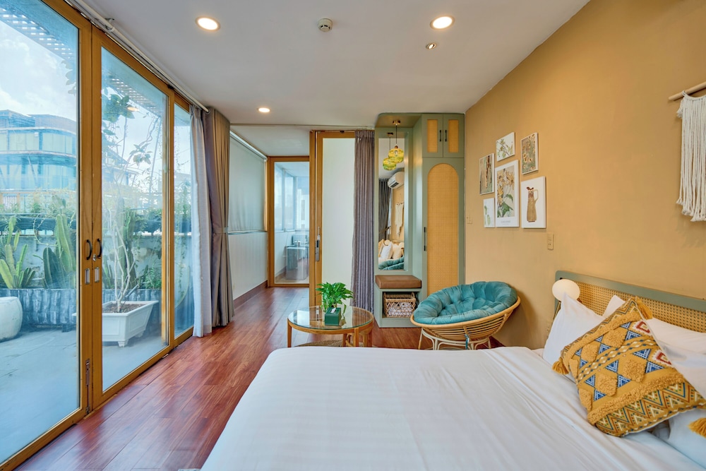 Deluxe, Queen Bed, Garden View