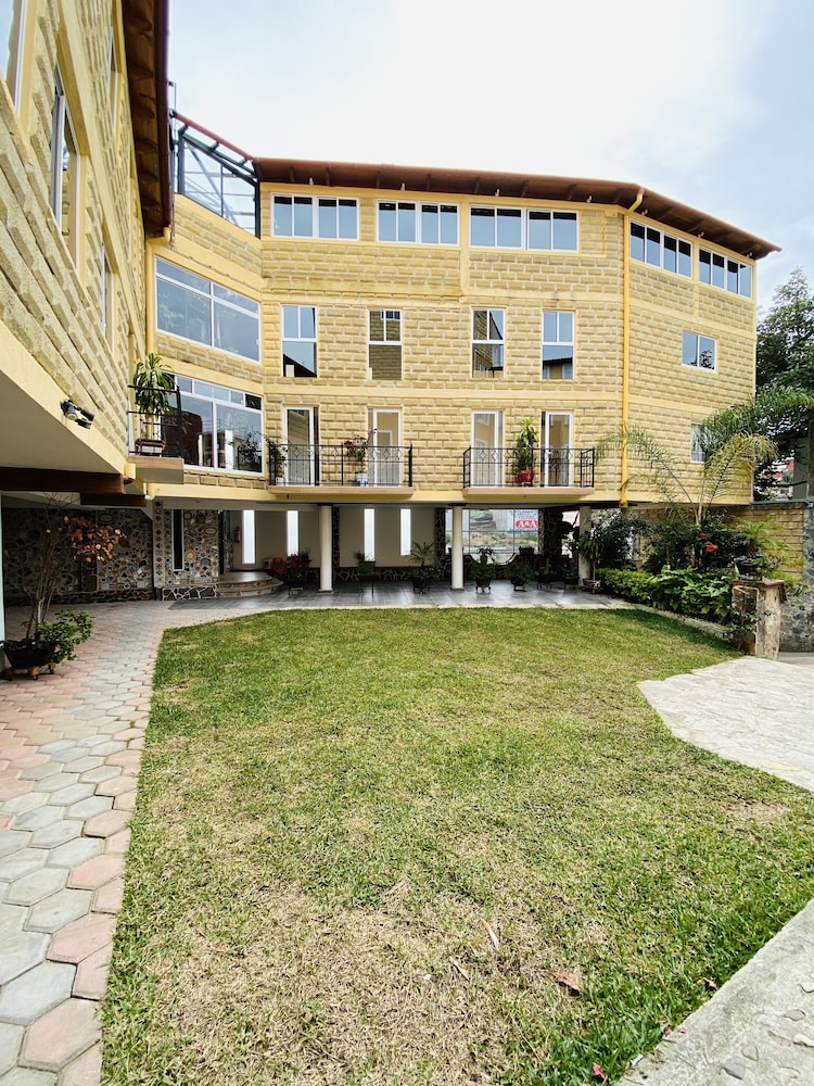 Hotel & Suites Cerro Rojo 61/68