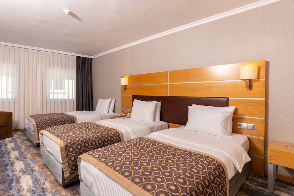 SUPERIOR, TRIPLE, 3 BEDS