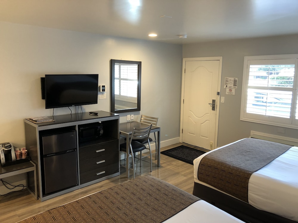 Pacific Inn Monterey 32/49