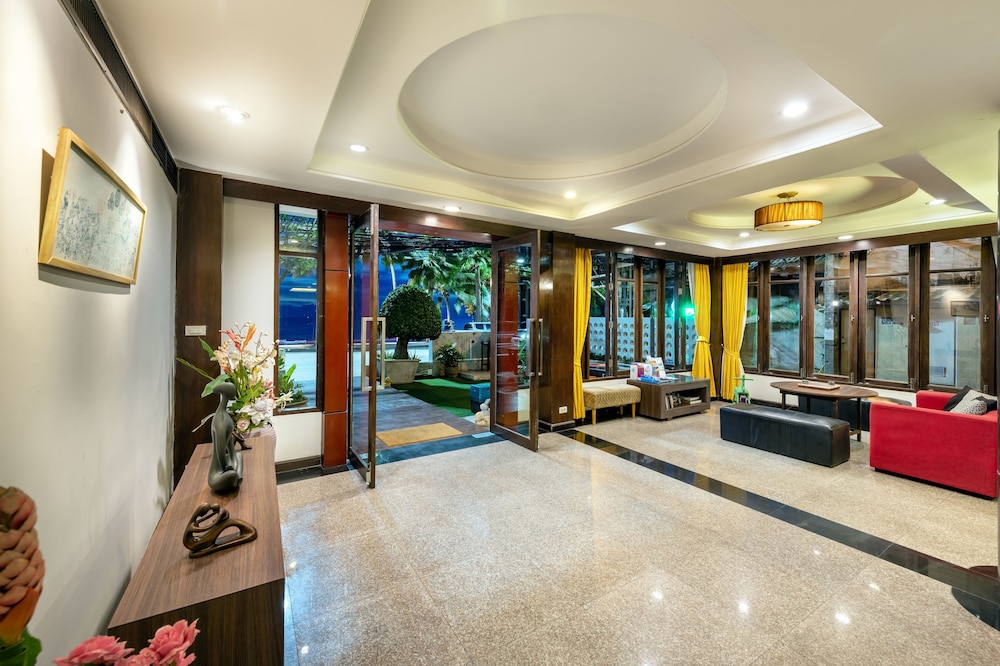 THE JOMTIEN TWELVE 30/46