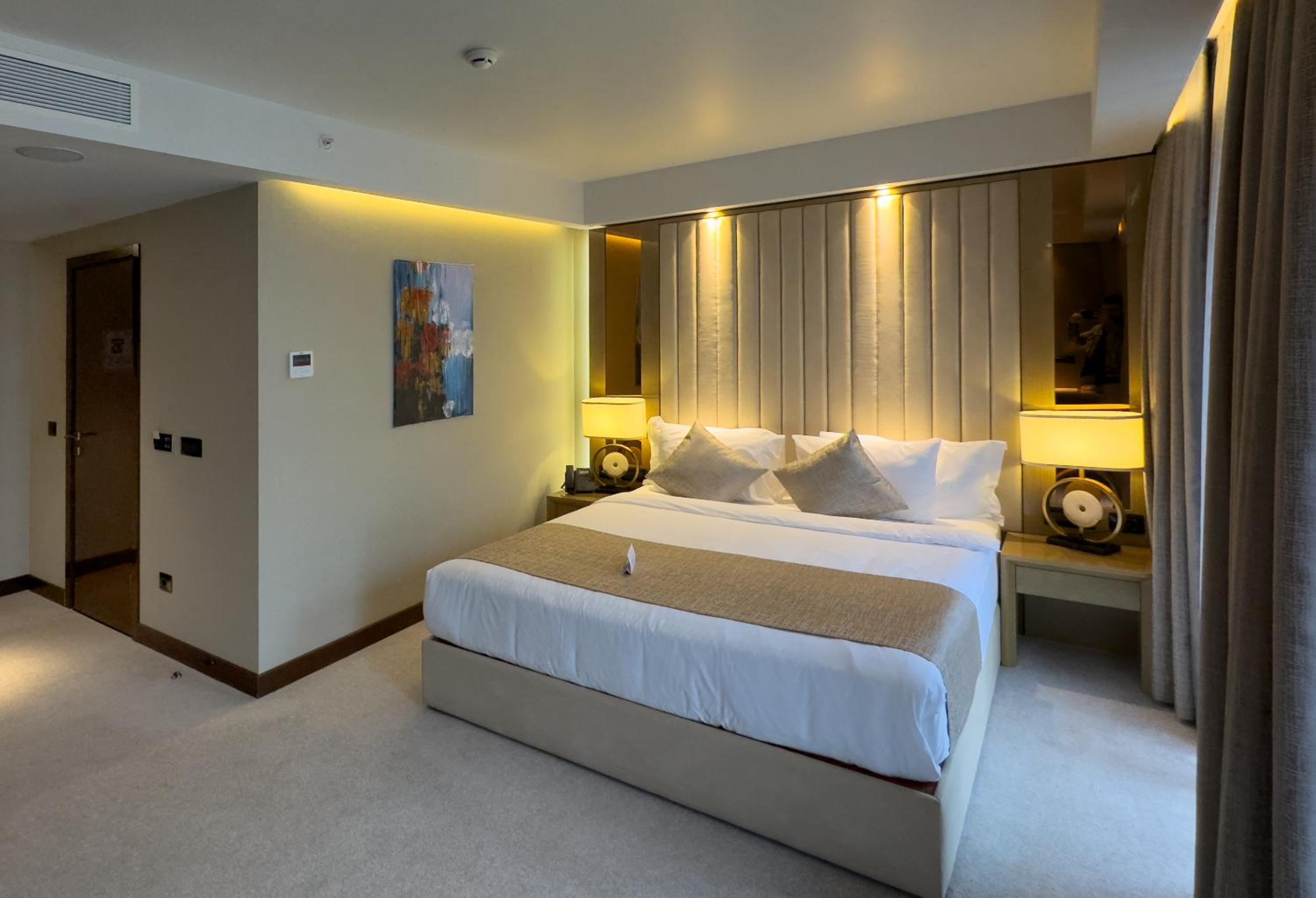 DELUXE, SUITE