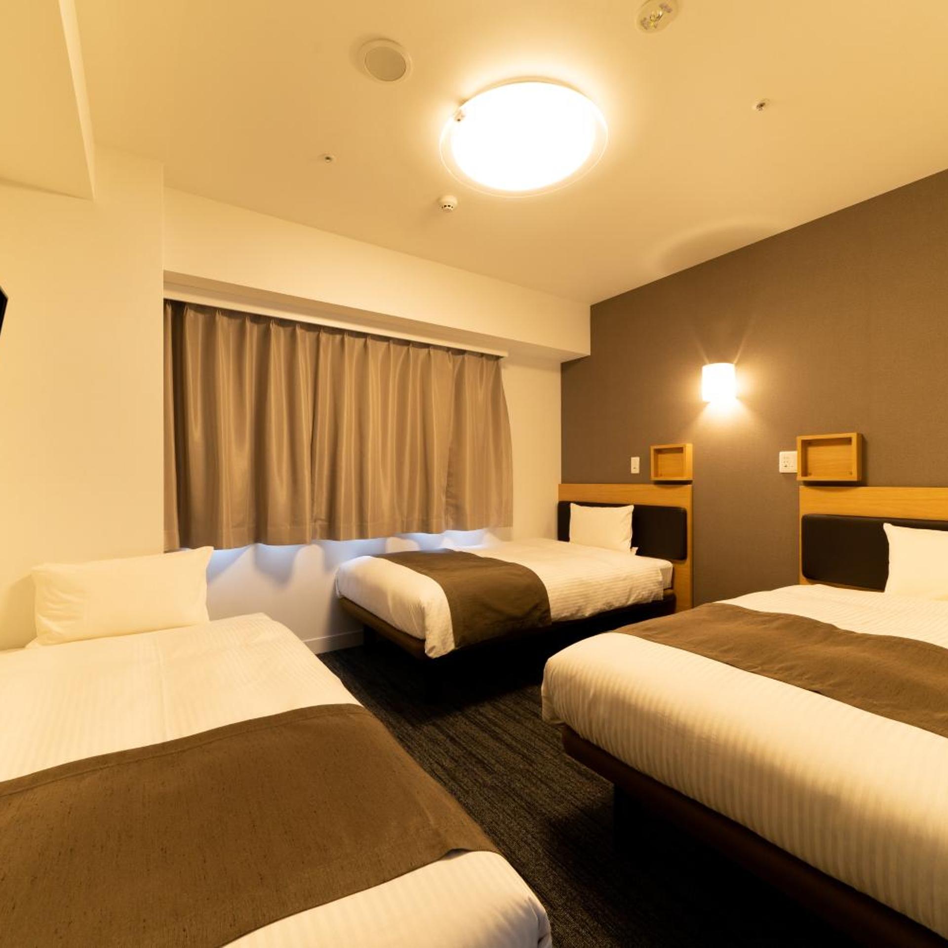 ROOM, QUADRUPLE
