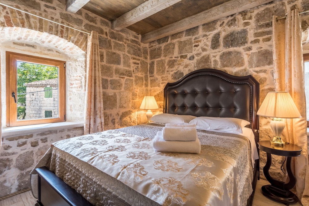 DELUXE, QUEEN BED