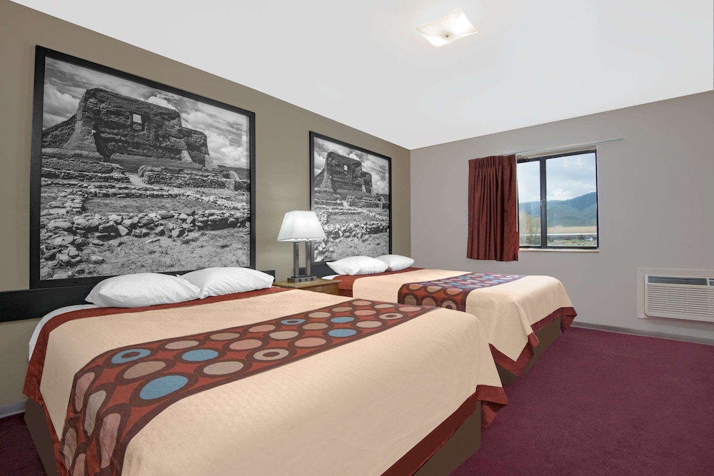 Super 8 by Wyndham Taos 14/33