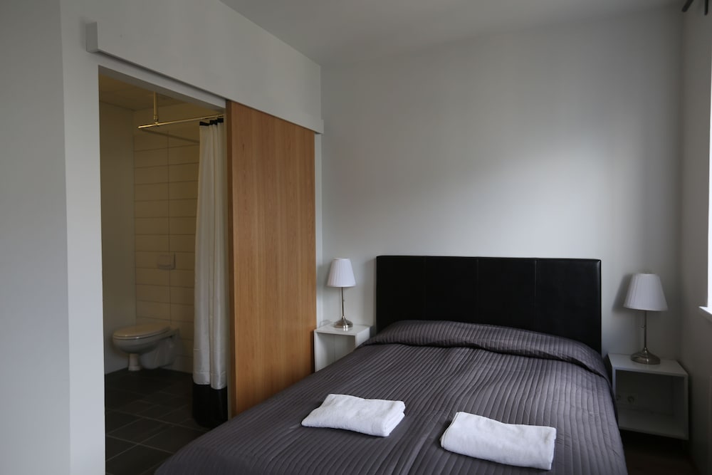 CITY, QUEEN BED, PRIVATE BATHROOM