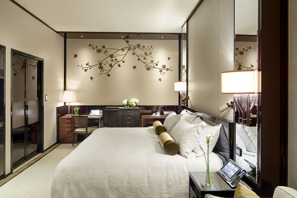 DELUXE, KING BED