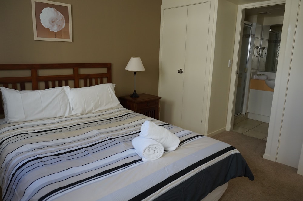 MOORINGS BEACH RESORT 18/77