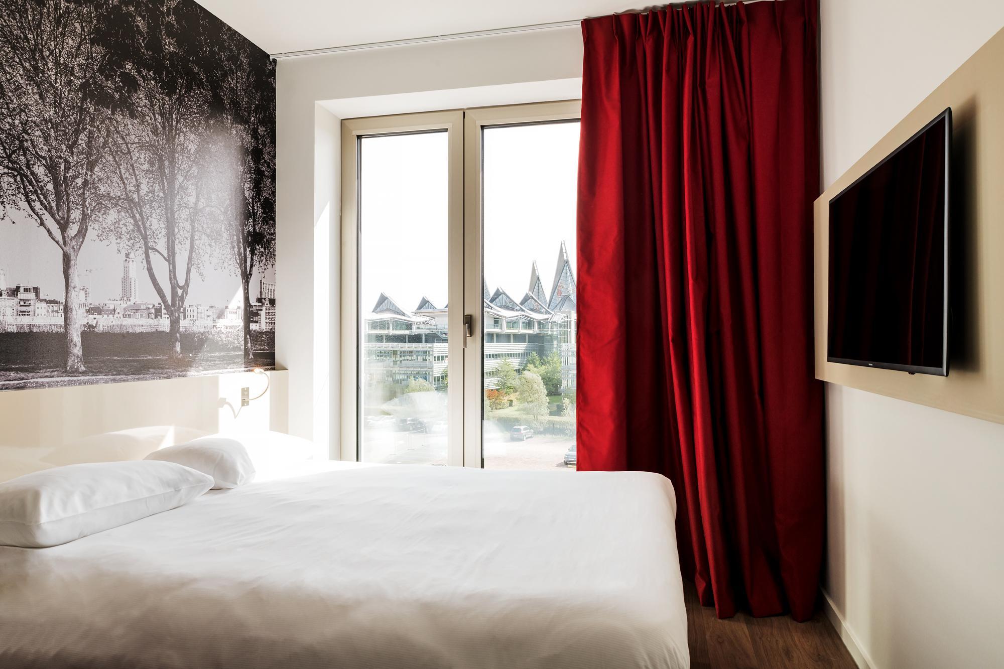Standard, Queen Bed