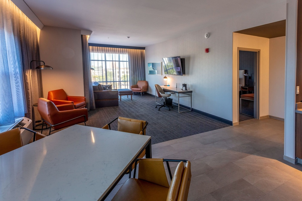 1 Bedroom, Suite, King Bed, Dining Area, Sofa, Living Area, Accessible
