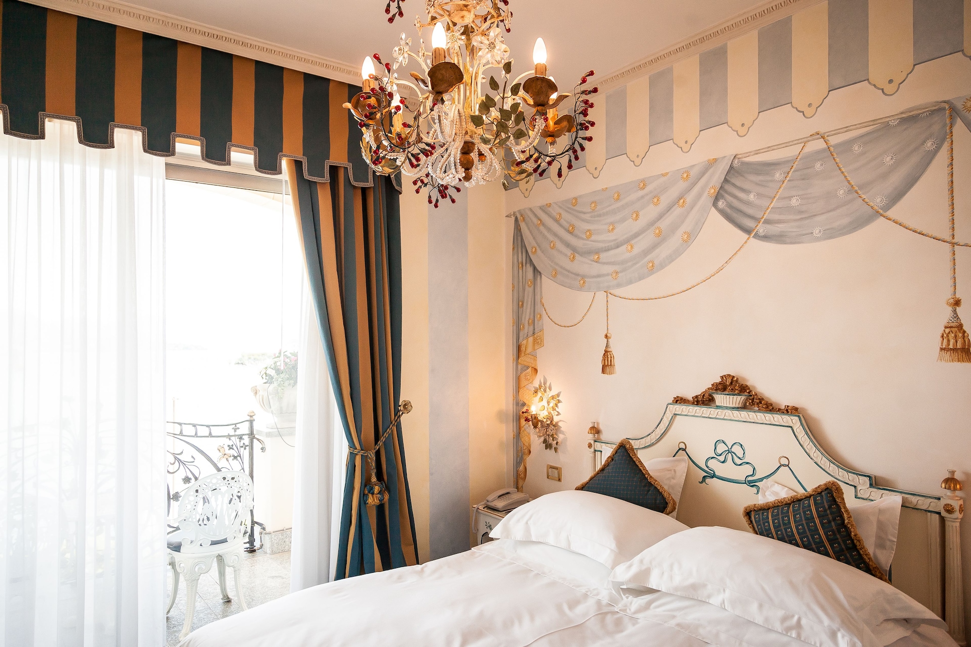 DELUXE, DOUBLE BED, PARTIAL LAKE VIEW