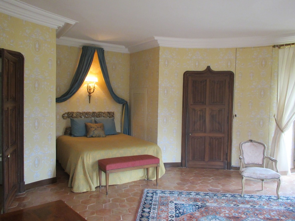 Chateau De Vauloge 6/30