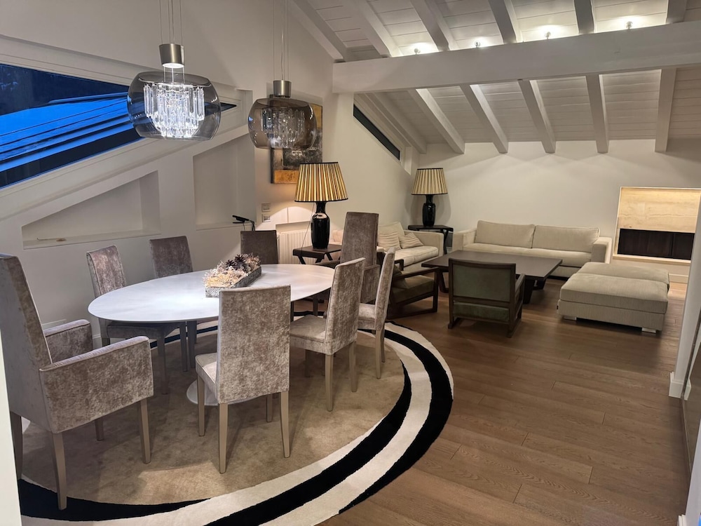 ROYAL, SUITE