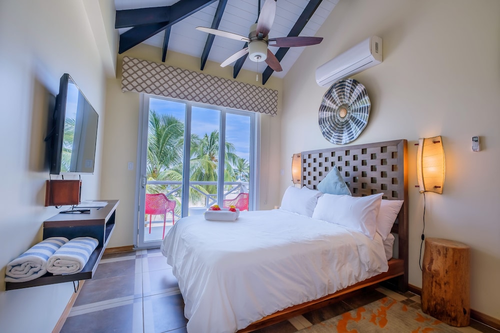 3 Bedrooms, Condo, 1 King and 2 Queen Beds, Ocean Front