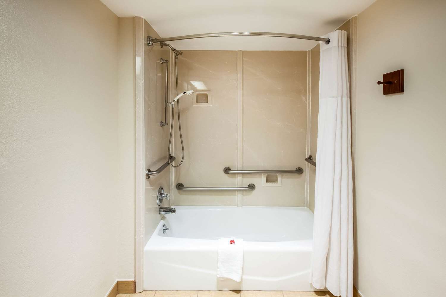 Days Inn & Suites by Wyndham Tyler 19/22