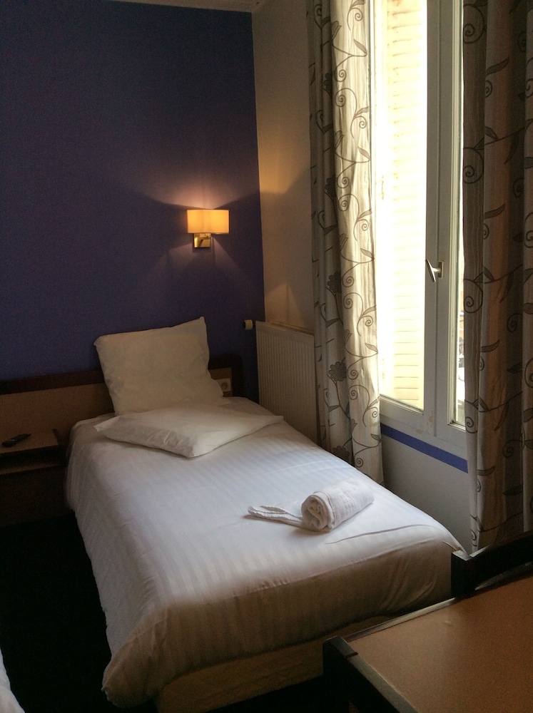 Hotel De La Place 12/23