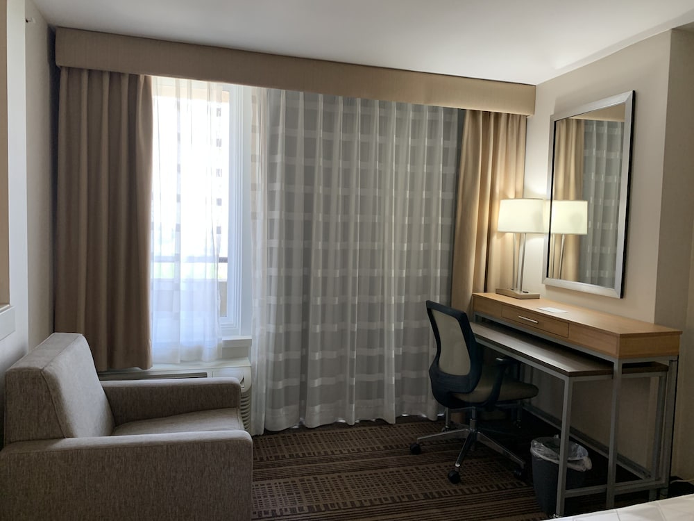 Holiday Inn Diamond Bar 54/58