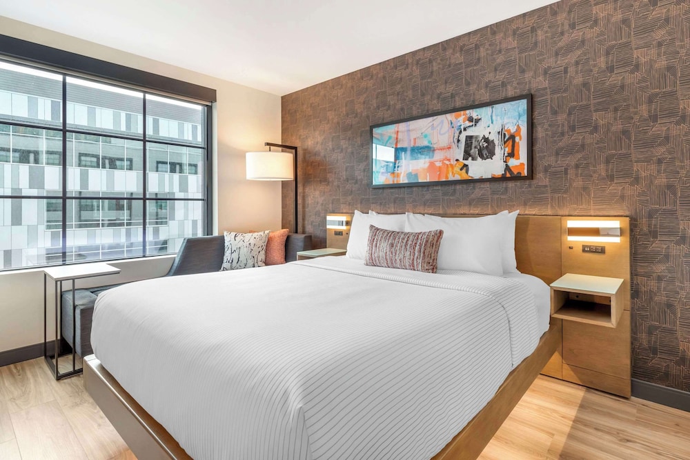 غرفة بسرير كينج