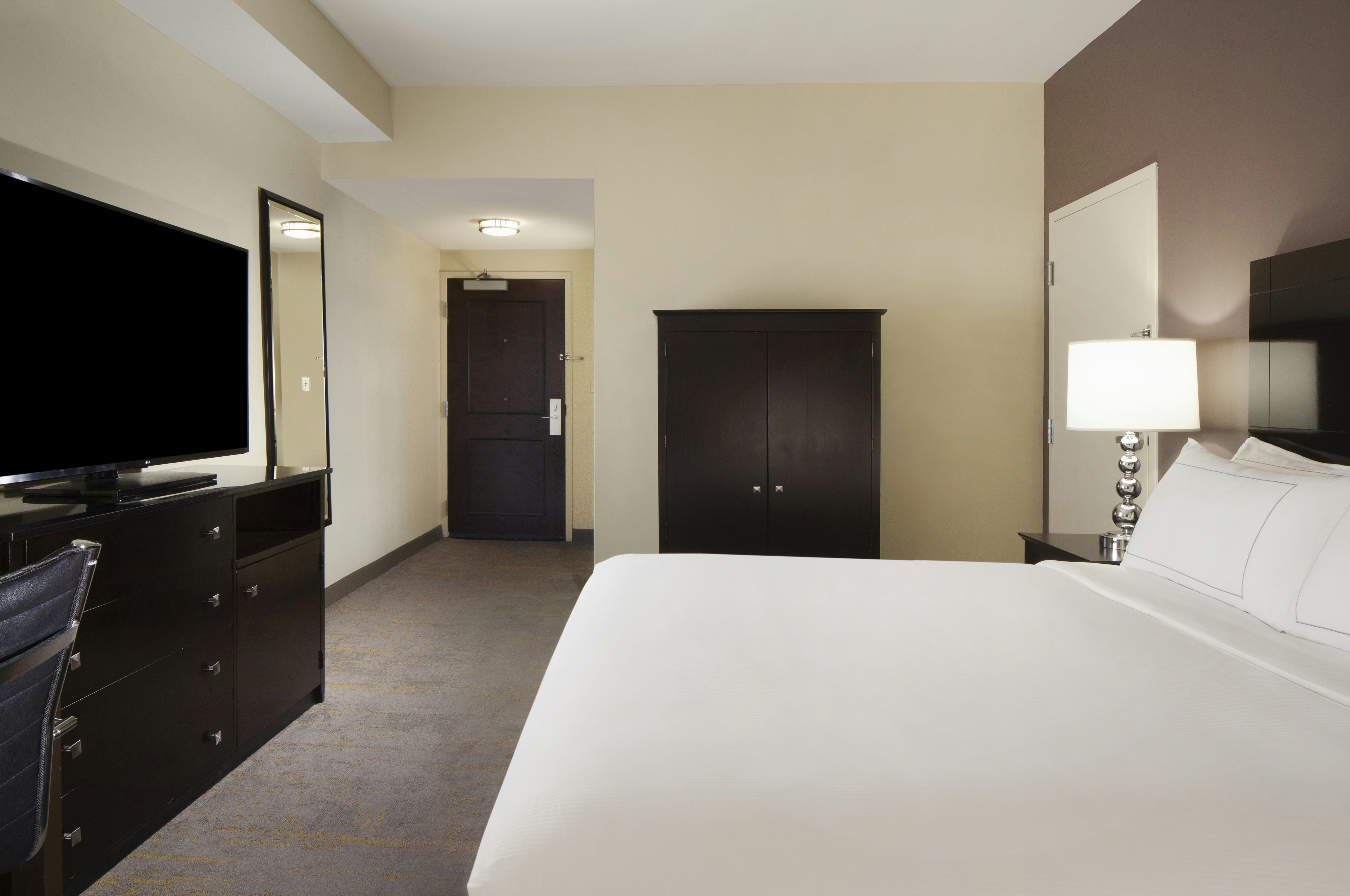 DELUXE, KING BED, ACCESSIBLE
