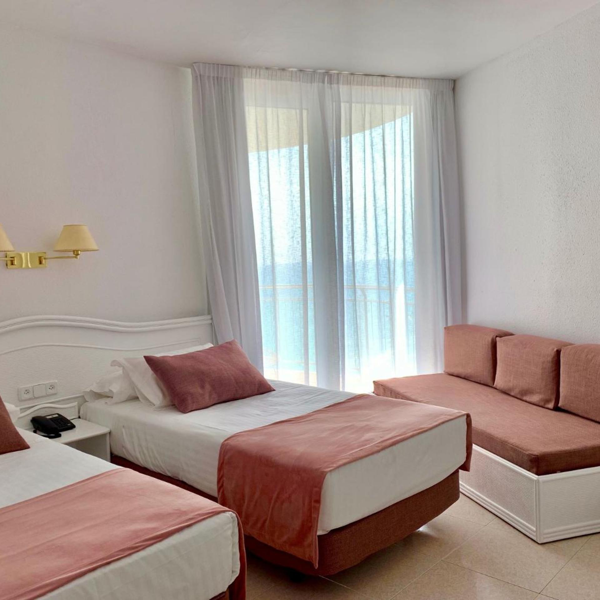 Classic, Double Bed, Side Sea View, Balcony، Hotel Aromar 3/6