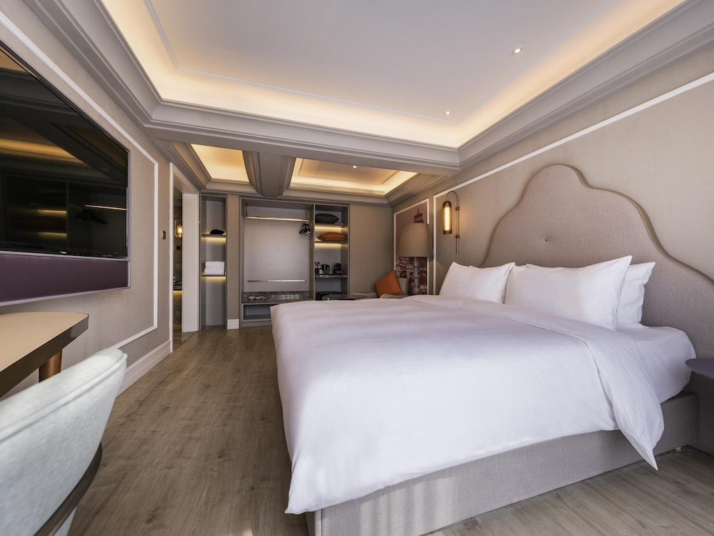 DELUXE, KING BED