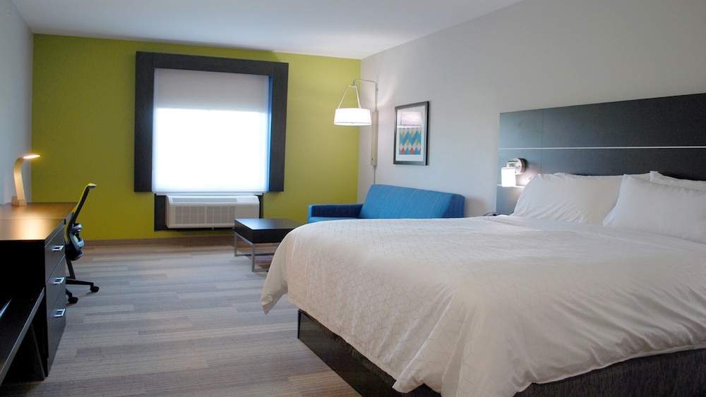 Holiday Inn Express & Suites White Hall 18/72