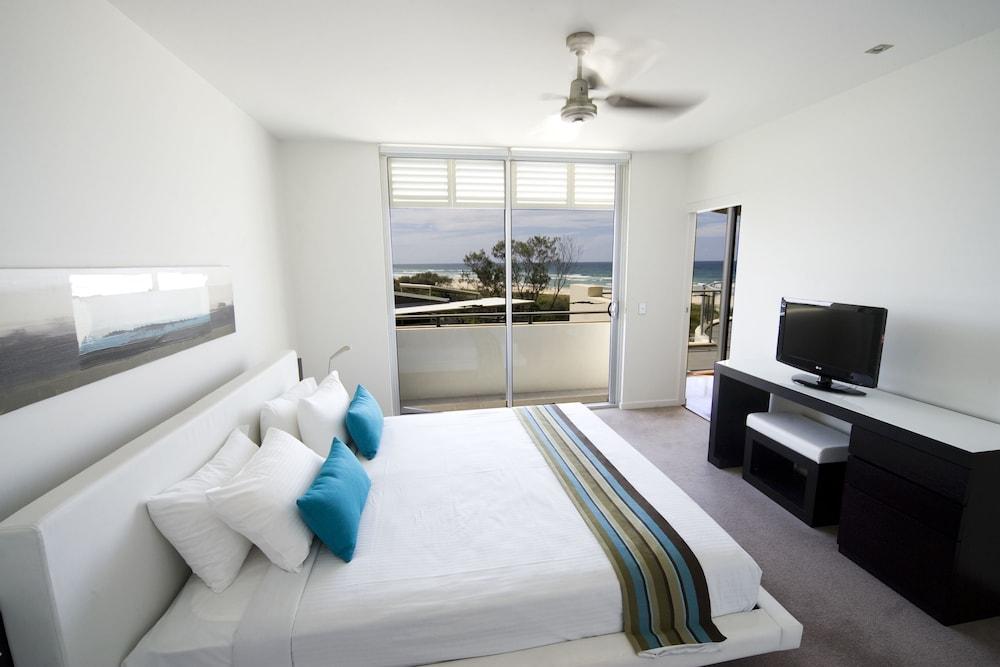 3 Bedrooms, Beach Front