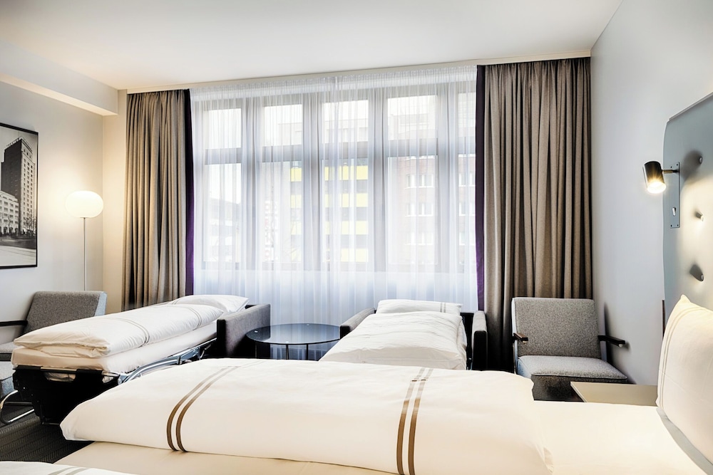 Standard, Quadruple, 2 Murphy Beds, Queen Bed، Premier Inn Cologne City Mediapark Hotel 6/8
