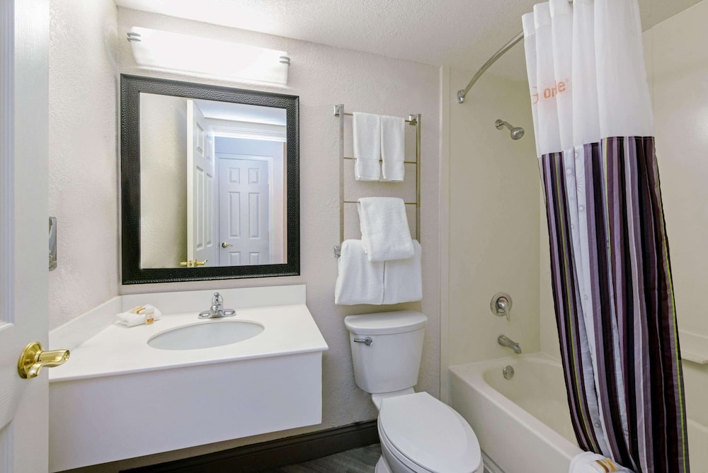 La Quinta Inn Suites New Orleans Airport 17/50
