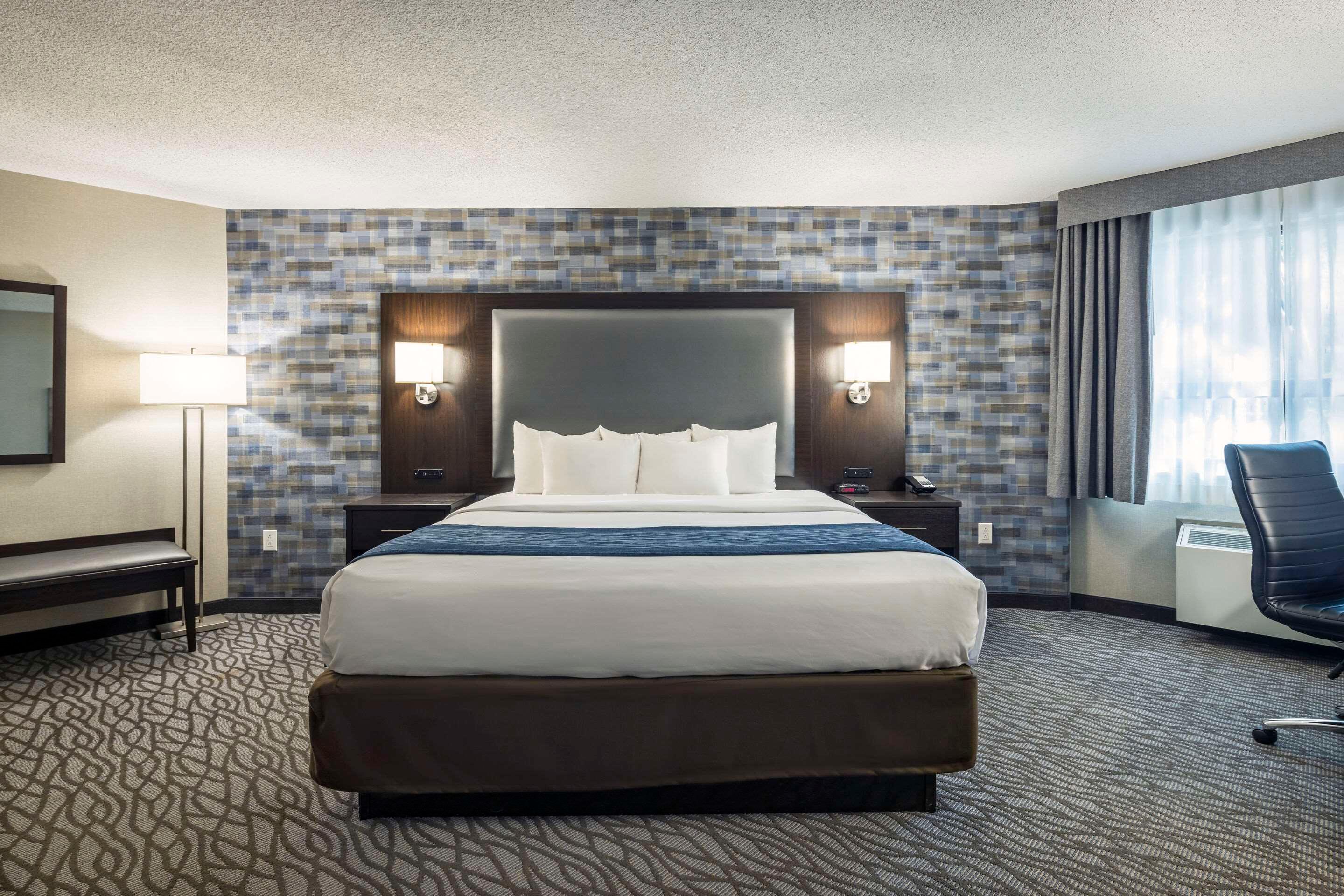 ROOM, KING BED