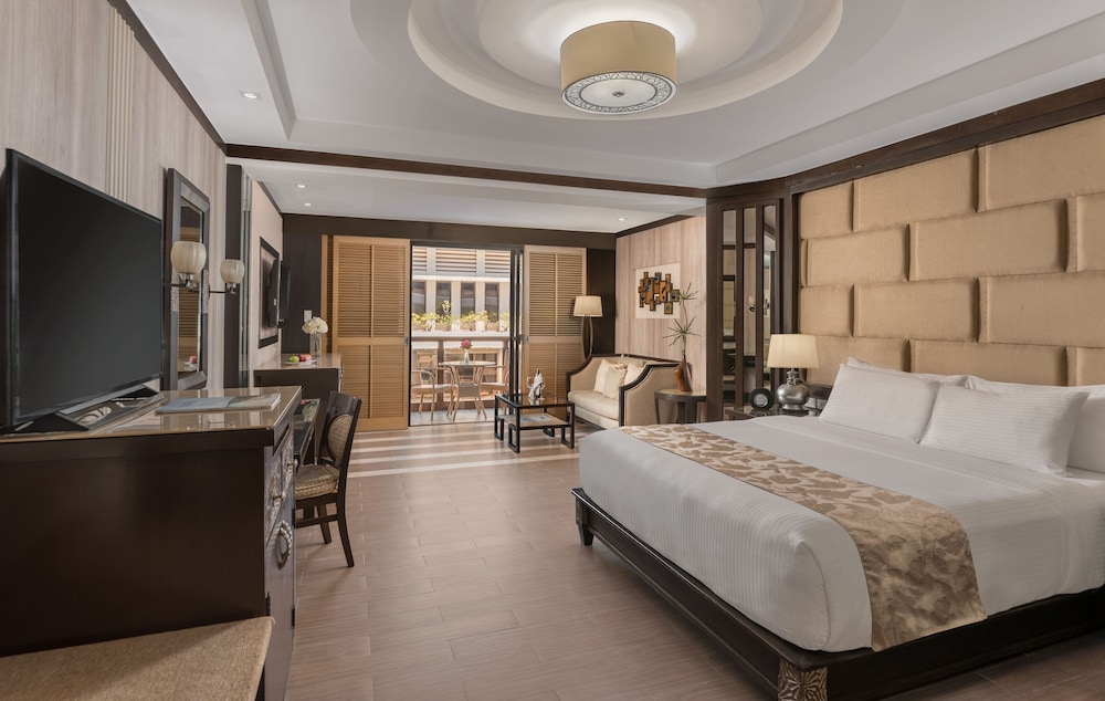 Suite, King Bed, Pool Access