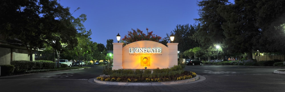Lions Gate Hotel 5/44