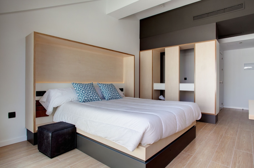 ROOM, DOUBLE BED