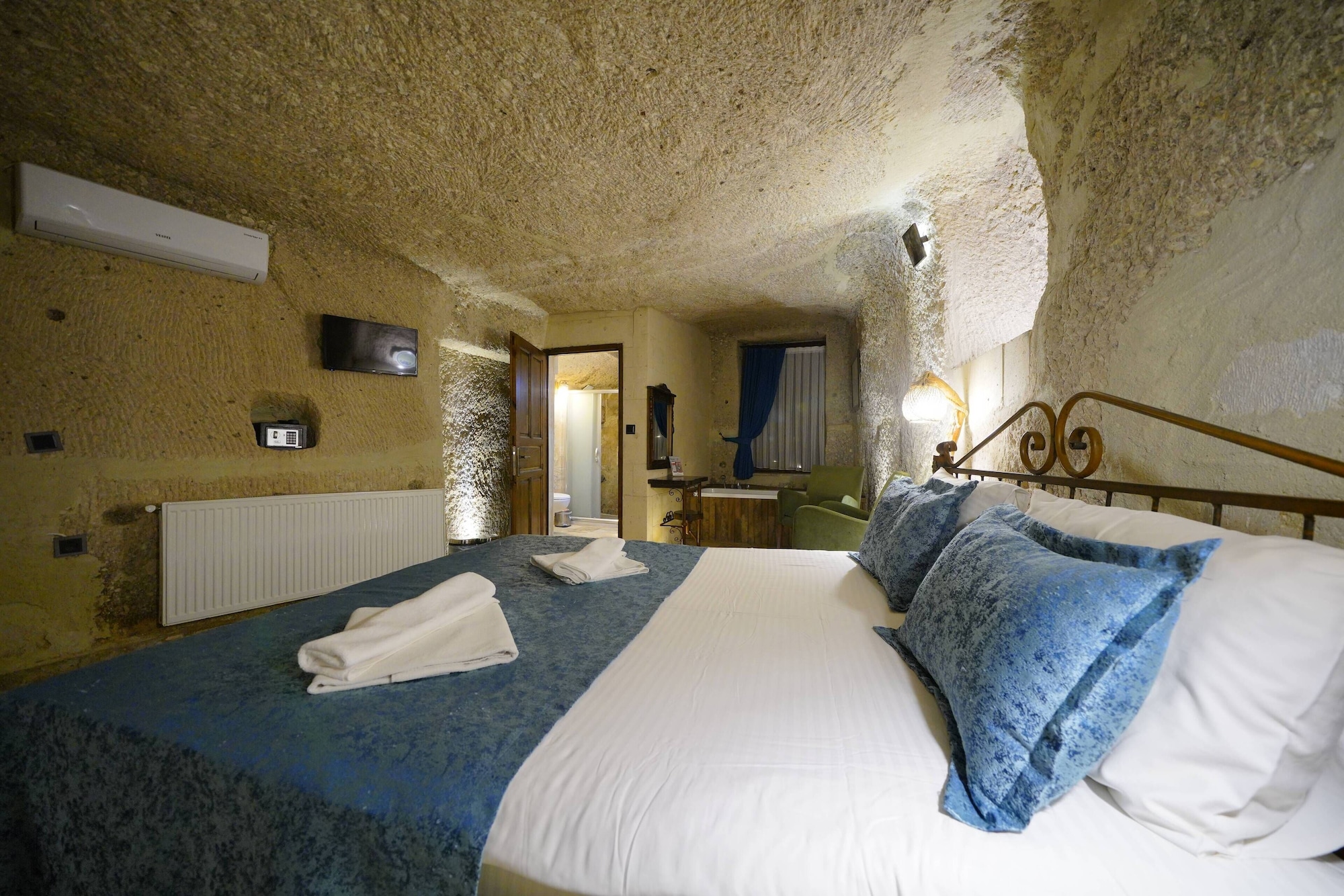 CAVE, DELUXE, DOUBLE BED