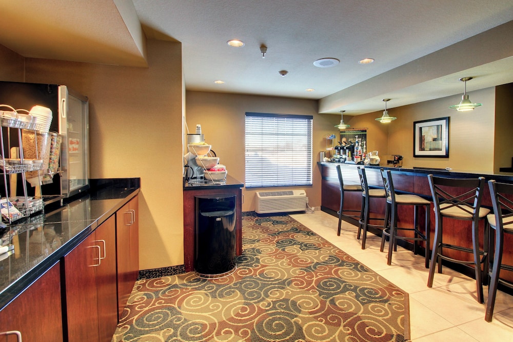 Cobblestone Inn & Suites - Harvey 38/50