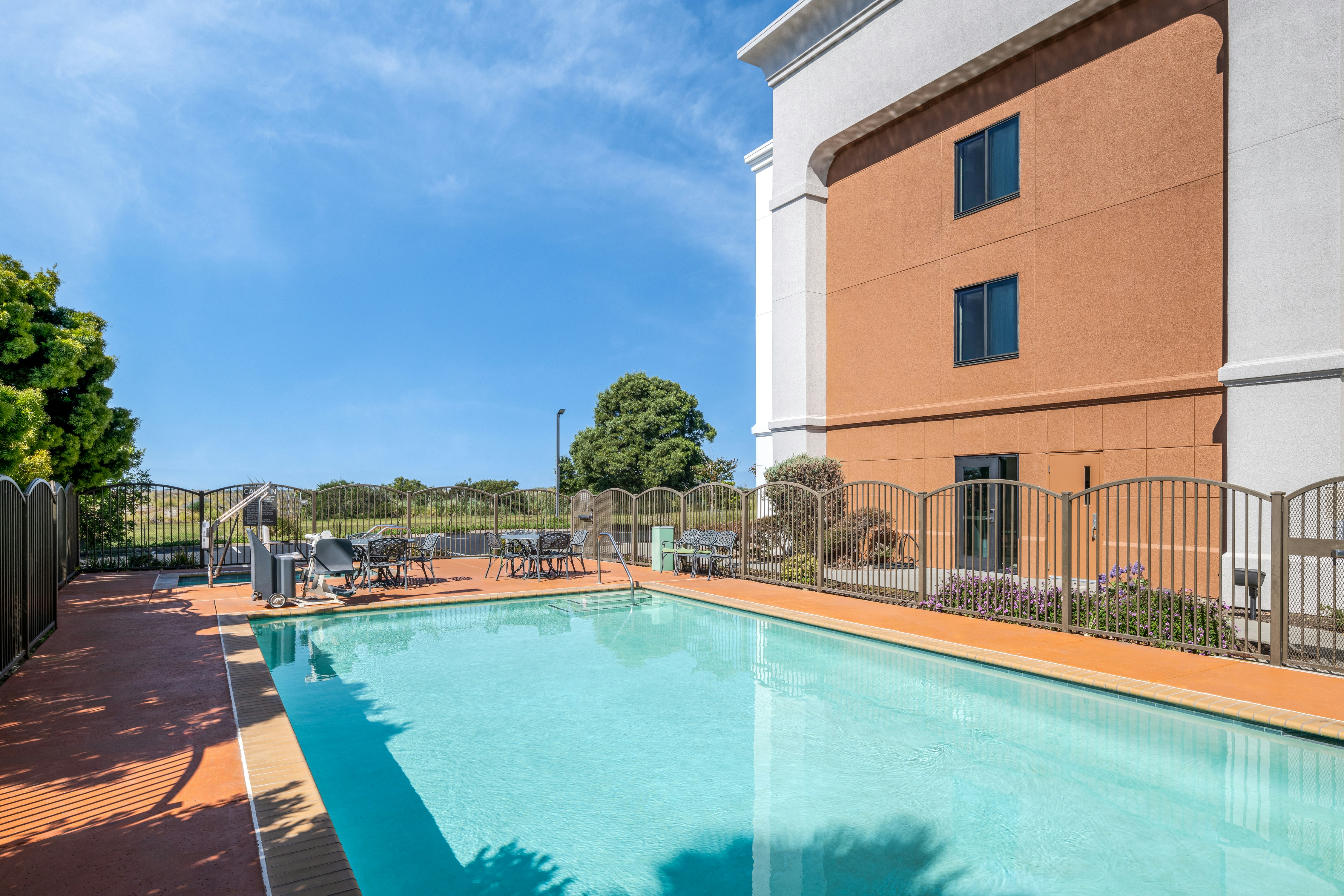 Hampton Inn Suites Oakland Airport 35/63