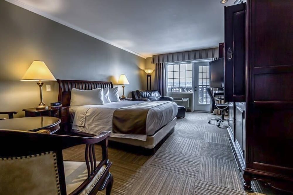 Superior, Queen Bed, Partial Lake View, Sofa, Balcony، St Christophe Hotel Spa Ascend Hotel Collection 2/2
