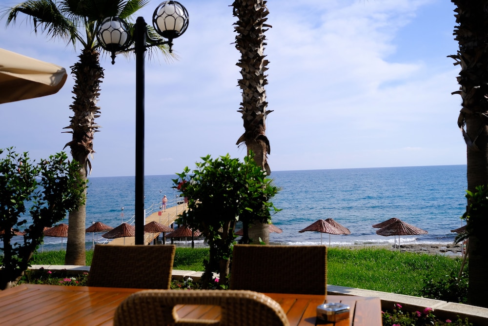 Anitas Beach Hotel 26/32