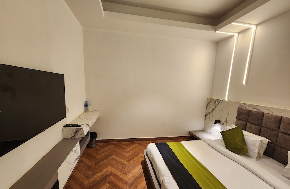 Hotel Square 9 Inn 10/23