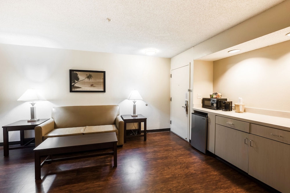 Lobby at Red Roof Inn & Suites Savannah Airport, POOLER - GA