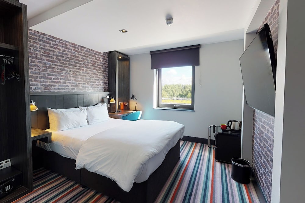 ROOM, KING BED