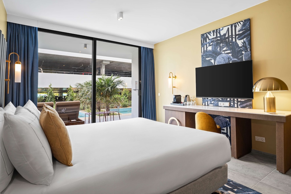 SWIM UP, DELUXE, KING BED