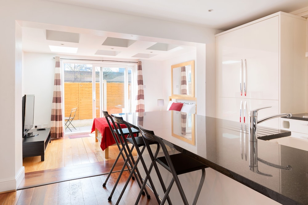 Canary Wharf Studios 33/50