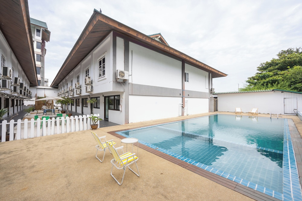 The President Hotel at Chokchai 4 8/57